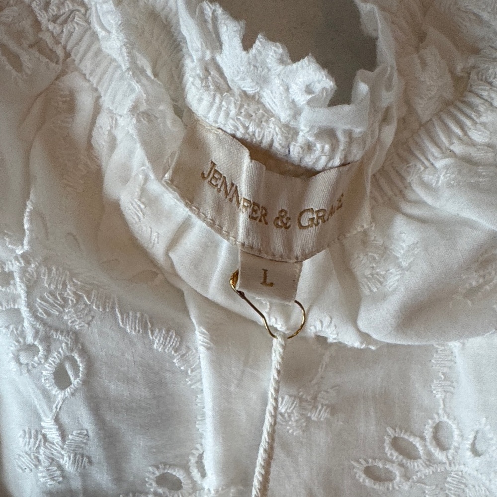 🤍 NWT JENNIFER AND GRACE WHITE EYELET OFF THE SHOULDER TOP! 🤍🤍 - Picture 3 of 6